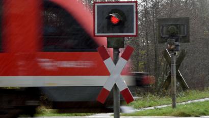 Symbolbild: Carsten Rehder/dpa
Lärmintensive Arbeiten an der Bahnlinie sind im Abschnitt Weiden-Wiesau angekündigt. Die Arbeiten finden vom 27. Juni bis 14. September 2026 statt.
