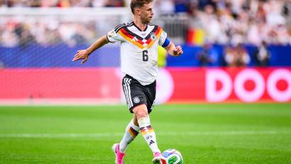 Bild: Tom Weller/dpa
Wie seine Kollegen trägt der DFB-Kapitän pink - das neueste Modell seines Ausrüsters.