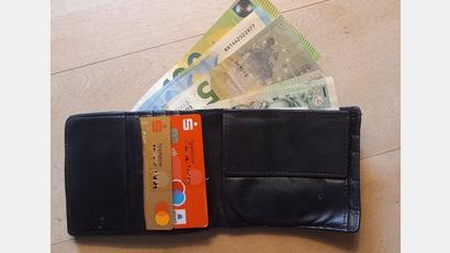 Bild: Adolf Küblböck
Alles noch da. Ein Oberpfälzer Radler verlor seinen Geldbeutel in Tschechien mit Bankkarten, Ausweisen und rund 250 Euro. Die Freude ist groß, als ein ehrlicher Finder den Geldbeutel abgibt.