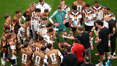 Bild: Federico Gambarini/dpa
In der Bundesliga und bei der UEFA gibt es keine Überlegungen für zusätzliche Trinkpausen.