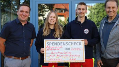 Bild: Rudi Gruber
Beiratsvorsitzender Thomas Brandt (rechts) und Bürgermeister Roland Lutz (links) übergeben den symbolischen Scheck an die beiden Vertreter der First Responder Gruppe Edelsfeld