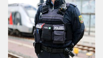 Bild: Jan Woitas/dpa
Eine Zugbegleiterin ist von einem Fahrgast angegriffen und im Gesicht verletzt worden. (Archivbild)