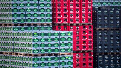 Bild: Sina Schuldt/dpa
Auch Beck's gehört zum belgischen Brauereiriesen AB Inbev. (Archivbild)