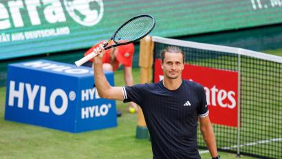 Bild: Friso Gentsch/dpa
Ist beim Rasenturnier in Halle mit Mühe ins Achtelfinale eingezogen: Alexander Zverev.