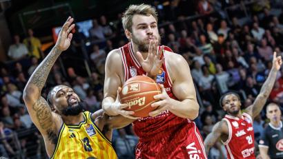 Bild: Andreas Gora/dpa
Verlässt - wie auch einige Teamkollegen - die Bamberg Baskets: Moritz Krimmer (rechts). (Archivbild)