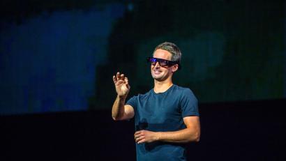 Bild: Andrej Sokolow/dpa
Der Chef des Snapchat-Betreibers Snap, Evan Spiegel, demonstrierte Vorläufer der heutigen Specs bereits in den vergangenen Jahren. (Archivbild)