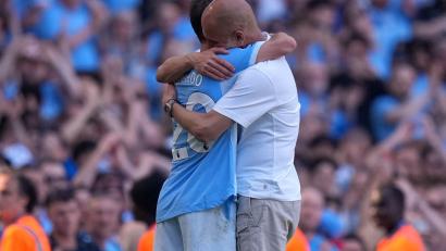 Bild: Alastair Grant/AP/dpa
Pep Guardiola verabschiedete sich bereits im Mai von Silva (Archivbild)