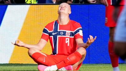 Bild: Martin Meissner/AP/dpa
Erling Haaland erlebt einen perfekten Einstand ins WM-Turnier.