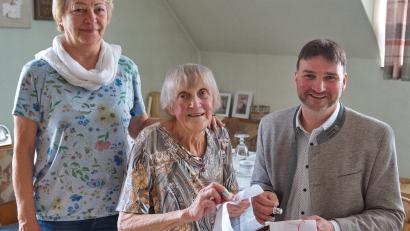 Bild: Renate Bauer-Zölch
Irmgard Bäuml (Mitte) feierte vor Kurzem ihren 85. Geburtstag. Zu den Gratulanten zählten auch ihr Patenkind Martina Carda sowie Zweiter Bürgermeister Adalbert Zölch.