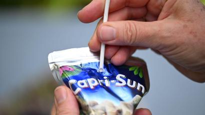 Bild: Bernd Weißbrod/dpa
Capri-Sun kämpft seit zwei Jahren um eine Rückkehr zu Plastikstrohhalmen – Kunden hätten sich etwa über den Papiergeschmack beim Trinken beschwert, sagt das Unternehmen. (Symbolbild)