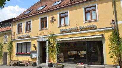 Bild: dob
Mitten am Marktplatz in Pleystein befindet sich der Familienbetrieb Hartwig – auch bekannt als "Haus Regina".