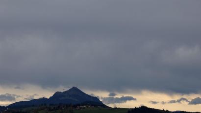 Bild: Karl-Josef Hildenbrand/dpa
Einsatzkräfte fanden den Mann leblos in unwegsamem Gelände an der Südkante des Grünten nahe Burgberg im Allgäu (Landkreis Oberallgäu). (Symbolbild)