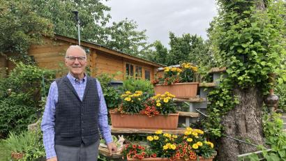 Bild: Stefanie Swann
Heinz Donhauser feiert seinen 75. Geburtstag mit seiner Familie in Raigering. Den Garten herzurichten, wie hier die Blumentreppe, ist sein Hobby.