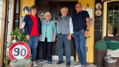 Bild: Gemeinde Pullenreuth/Kraus/exb
Josef Rosenberger (Zweiter von rechts) feierte seinen 90. Geburtstag. Am Vormittag gratulierten Bürgermeister Hubert Kraus (rechts) sowie Irene Ritter und Lisa Michl von der Pfarrei (von links). Am Abend gab es eine große Feier mit 200 Gästen.