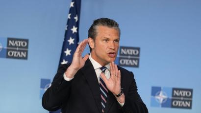 Bild: Virginia Mayo/AP/dpa
US-Verteidigungsminister Pete Hegseth findet klare Worte.