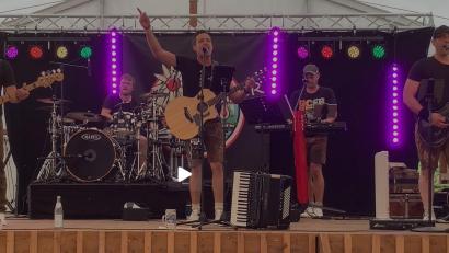 Bild: Johann Adam
Mit Stimmungsmusik, Party- und Charthits unterhält „Heimatfieber“ das Publikum beim Rathausfest in Altenstadt/WN.