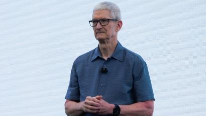 Bild: Jeff Chiu/AP/dpa
Apple-Chef Tim Cook zufolge kann der iPhone-Konzern Kunden nicht mehr wie bisher Kunden von Preiserhöhungen bei Bauteilen abschirmen. (Archivbild)
