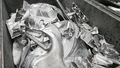 Bild: Patrick Pleul/dpa
Aluminium aus Autoteilen soll künftig öfter wiederverwendet werden. (Symbolbild)