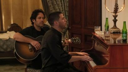 Bild: David Cleary/Leonine/dpa
Paul Rudd als Rick und Nick Jonas als Danny in einer Szene des Films "Power Ballad - Der Song meines Lebens".