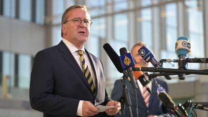 Bild: Malin Wunderlich/dpa
Die Marine verlegt derzeit zwei Schiffe in Richtung der Straße von Hormus - das gab Verteidigungsminister Pistorius bei einem Treffen mit seinen Nato-Kollegen in Brüssel bekannt.