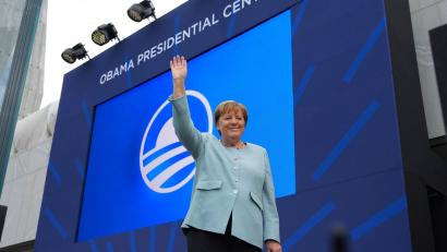 Bild: Alex Brandon/AP/dpa
Ex-Bundeskanzlerin Merkel ist überraschend bei der Einweihung des Obama-Centers.