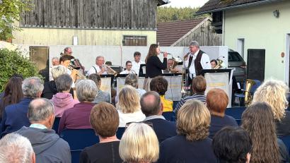 Bild: fvo
Hans-Peter Reil (rechts stehend) und seine Tochter Hannah Griesbach sind das perfekte Gesangsduo beim Landkultur-Waldthurn-Blechg`misch-Konzert in Oberbernrieth.