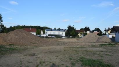 Bild: Richard Braun
Gleich am Ortseingang von Schwarzenfeld soll die Wohnanlage "Wohnpark am Miesberg" gebaut werden. Die Erdarbeiten hatten bereits begonnen, wurden aber wegen fehlender Genehmigung wieder eingestellt.