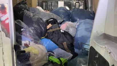 Symbolbild: Polizeiinspektion Schwandorf
Die Polizei Schwandorf hat drei Personen festgenommen, die Altkleider aus Containern gestohlen haben sollen.