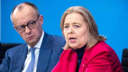 Bild: Michael Kappeler/dpa
Kanzler Merz und Arbeitsministerin Bas bekommen am Dienstag den Rentenbericht.