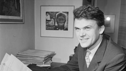 Bild: Nesvadba Frantiek/CTK/dpa
Die Urne mit der Asche des tschechisch-französischen Schriftstellers Milan Kundera ist beigesetzt worden. (Archivbild)