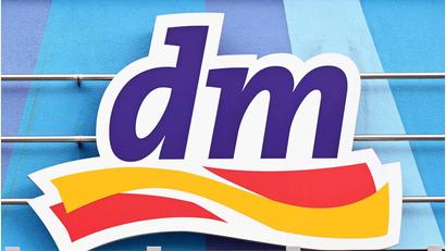 Bild: Uli Deck/dpa
Der Drogeriemarkt dm ruft einen Esslernlöffel zurück. (Illustration)