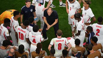 Bild: Jessica Tobias/AP/dpa
Tuchel findet offenbar die richtigen Worte bei der englischen Mannschaft.
