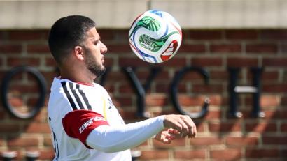 Bild: Christian Charisius/dpa
30 Grad, Langarm-Shirt: Deniz Undav meidet möglichst die Sonne.