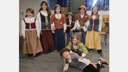 Bild: OVIGO, Florian Wein
Im OVIGO-Theaterstück "Robin Hood" spielen viele Kinder mit.