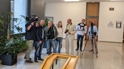 Bild: wüw
Mehr als üblich , aber auch nicht endlos viele Journalisten warten auf den Auftakt zum Prozess um den Müllskandal. Rechts stehen die beiden Berichterstatter aus Tschechien.