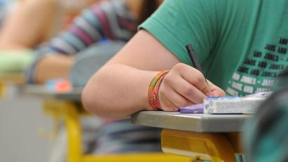 Bild: Armin Weigel/dpa
Klassische Schulaufgaben bleiben der Standard - doch zusätzlich gibt es neue Prüfungsformate an Bayerns Schulen. (Symbolbild)