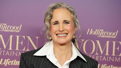 Bild: Jordan Strauss/Invision/AP/dpa
Hollywood-Schauspielerin Andie MacDowell genießt nach eigenen Angaben eine gewisse Rollenumkehr mit ihren nun erwachsenen Kindern. (Archivbild)