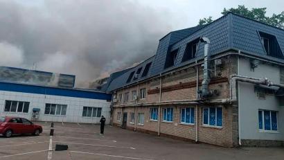 Bild: Moscow Region Governor/AP/dpa
Bei dem Angriff auf die Moskauer Raffinerie wurden auch Gebäude im Umland der Hauptstadt beschädigt.
