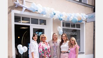 Bild: Franziska Farr
Hannah Vogl (Mitte) bei der offiziellen Eröffnung des neuen Domizils von Unique Travel inmitten ihres Teams mit Franziska Farr, Silvia Schoberth (von links), Lena Deichler und Jacqueline Ullmann (von rechts).