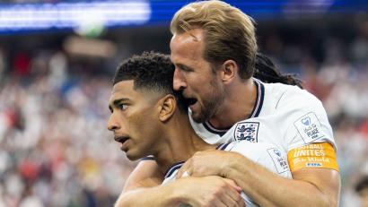 Bild: Daniel Mcgregor-Huyer/ZUMA Press Wire/dpa
Werden von der internationalen Presse nach Englands WM-Sieg gegen Kroatien gefeiert: Harry Kane (r) und Jude Bellingham