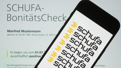 Bild: Sebastian Kahnert/dpa
Wirtschaftsauskunfteien wie die Schufa sind private Unternehmen, die Daten sammeln, um vorherzusagen, wie wahrscheinlich es ist, dass eine Person in Zukunft ihre Rechnungen pünktlich bezahlen wird.