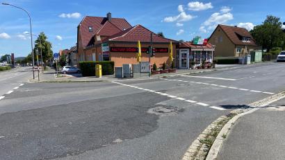 Bild: Andreas Ascherl  
Der Langangerweg am Wagrain in Amberg (rechts). Er soll bis zur Hammermeisterstraße eine Fahrradstraße werden. Doch wie biegen umgekehrt die Radler künftig auf den Geh- und Radweg entlang der Bayreuther Straße ein?