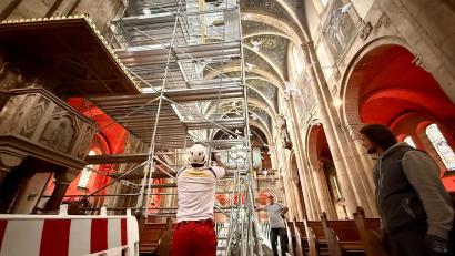Bild: Gabi Schönberger
Gerüste reichen in St. Josef bis unter das Gewölbe: Bis Ende Oktober untersuchen Fachleute die Substanz der Kirche und schaffen die Grundlage für die geplante Innensanierung.