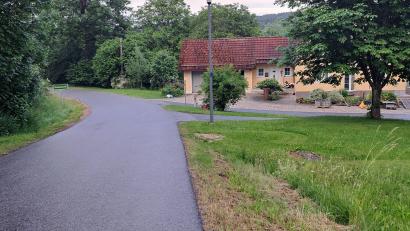 Bild: Elfriede Weiß
Jeweils 100 Meter in beiden Richtungen zur Hofausfahrt der Anwohner in Hermannsried gilt künftig die Geschwindigkeitsbegrenzung von 60 km/h.