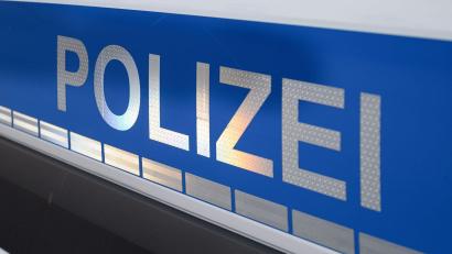 Bild: Daniel Vogl/dpa
Die Polizei hindert den Mann gewaltsam vor der Flucht zu Fuß. (Symbolbild)
