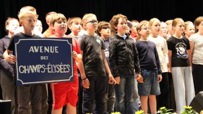 Bild: Hans Prem
Ein abwechslungsreiches Programm bekamen die Besucher der beiden identischen Sommerkonzerte der Lobkowitz-Realschule geboten. Der Chor der Klasse 5c hatte musikalische Erinnerungen an die "Champs Elysées".