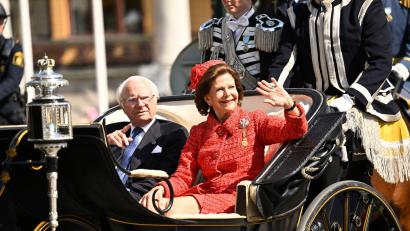 Bild: Henrik Montgomery/TT News Agency/AP/dpa
Was wäre ein royales Ereignis ohne Kutschfahrt? Auch zur Goldhochzeit zuckelte das schwedische Königspaar durch Stockholm. (Archivbild)