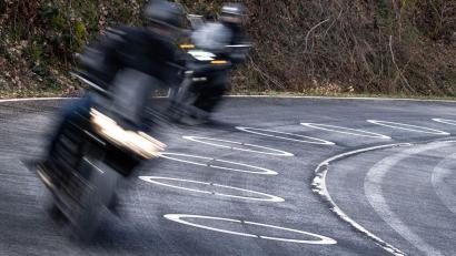 Bild: Benjamin Westhoff/dpa
Ein verurteilter Straftäter ist bei einem Freigang mit seinem Motorrad davongefahren. (Symbolbild)