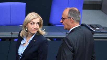 Bild: Elisa Schu/dpa
Ministerin Nina Warken hat das Sparziel für 2027 noch erhöht. (Archivbild)