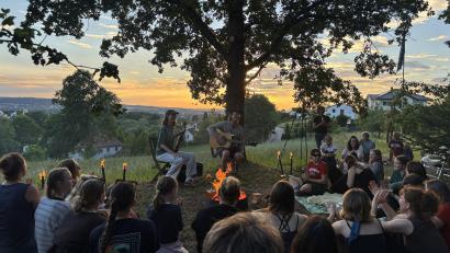 Bild: mcl
Das Knistern des Lagerfeuers, das Rascheln der Blätter und die Abendstimmung machten die Streuobstwiese in Schirmitz zur besonderen Kulisse für das spontane Pop-up-Konzert.